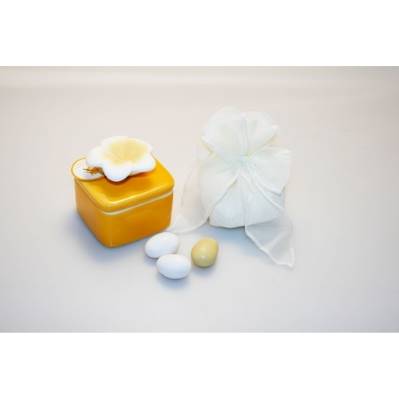 Scatolina in porcellana con fiore