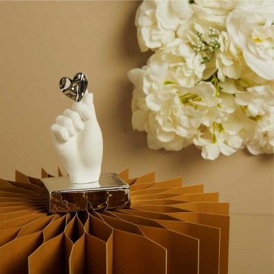 Bomboniera Claraluna Mano con Cuore cm. 7,6x13x5,2 - Argento