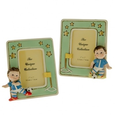 PORTAFOTO CON BAMBINO CALCIATORE CERAMICA CONF.ASSORTITE CM 12
