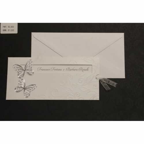 Partecipazione cartoncino bianco satinato con disegni a rilievo e applicazioni farfalle
