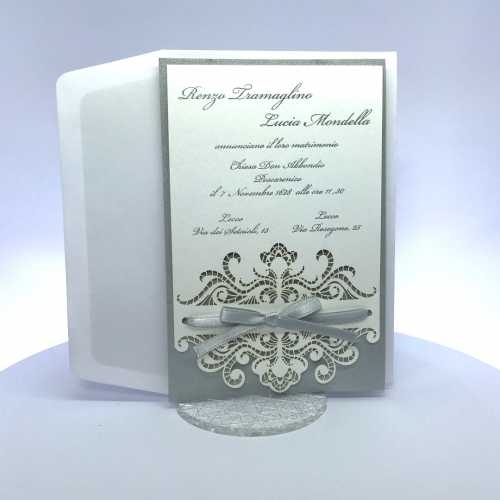Partecipazione di nozze rettangolare in carta bianca e argento perlato