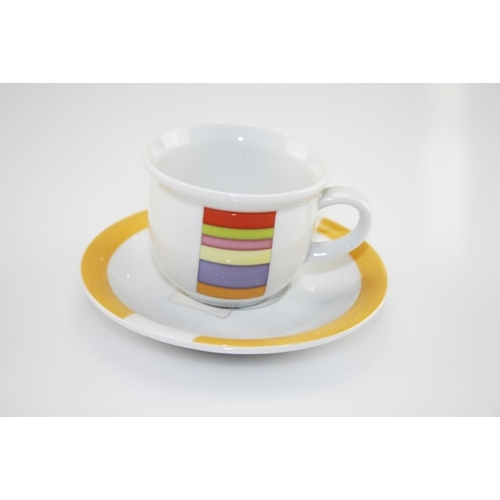 Tazza da caffè con decori geometrici colorati