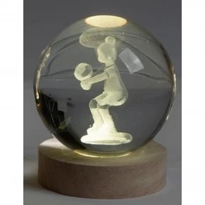 Bomboniera Comunione Pallavolo: Sfera LED in Cristallo 3D con Base in Legno cm. 8