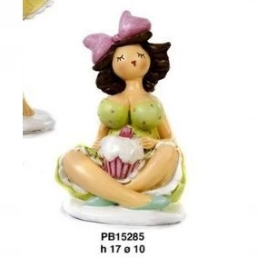 Statua Ragazza curvy con dolcetto seduta - Mandorle