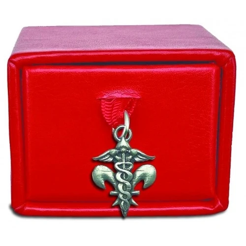 Scatolina porta confetti con ciondolo caduceo di Ermes di fronte a un fleur-de-lis per laurea