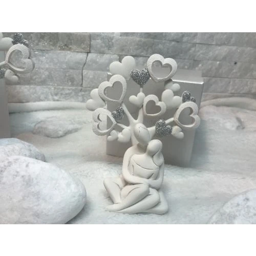 Albero della felicità cuori con coppia seduta