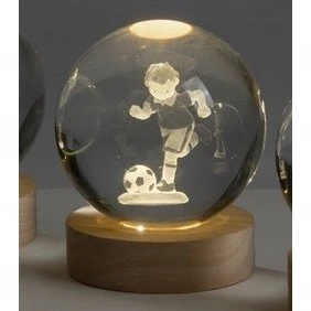 Bomboniera Comunione Calcio: Sfera LED in Cristallo 3D con Calciatore e pallone cm 8 