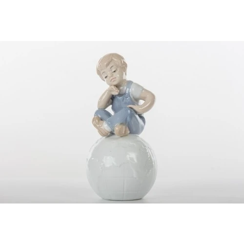 BIMBO SEDUTO SUL MAPPAMONDO 13,5X6