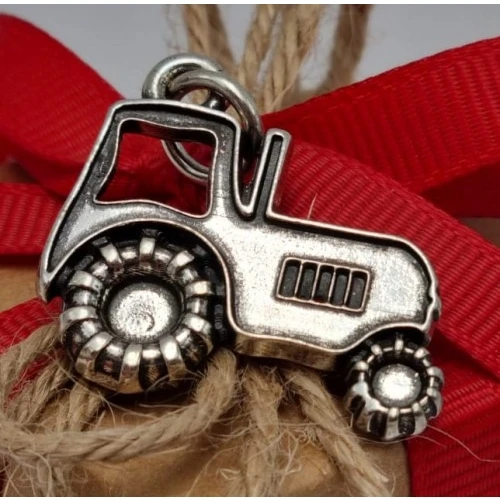 Bomboniera laurea in Agraria ciondolo trattore