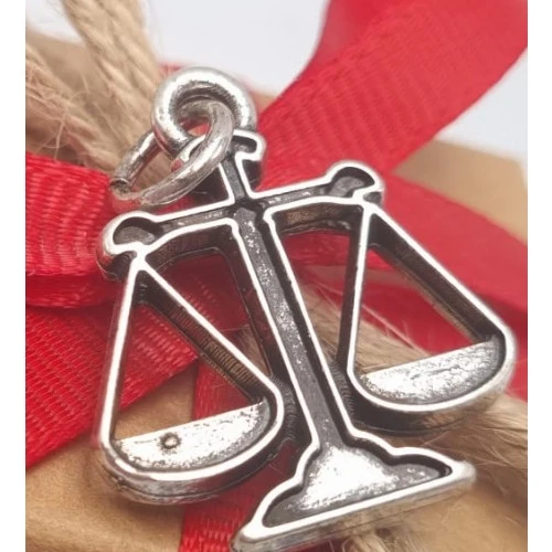 Bomboniera laurea in giurisprudenza ciondolo in metallo tabor