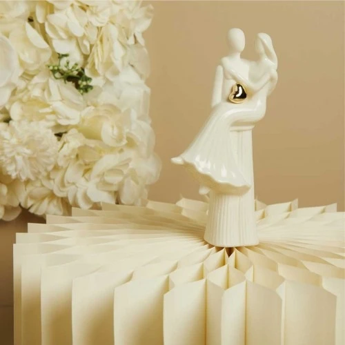Statuetta Innamorati in Porcellana: Bomboniera Simbolo d'Amore e Protezione Claraluna - Oro cm.9,5x5
