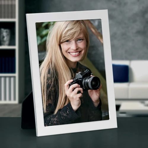 Portafoto da tavolo con cornice argentata dal design moderno