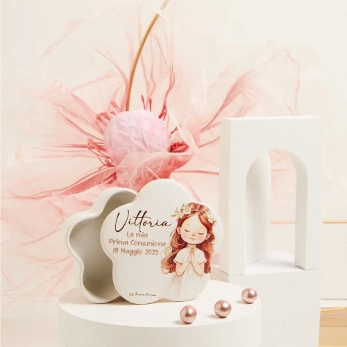 SCATOLA BIANCA CON BAMBINA - CLARALUNA 2025