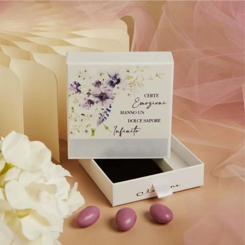 Scatola porta confetti Claraluna con fiori lilla, dimensioni 10x10x3 cm.