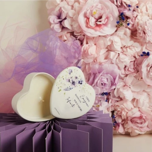 Bomboniera per matrimonio Claraluna: SCATOLA CUORE FIORI LILLA con CANDELA cm. 12x12x4,5 