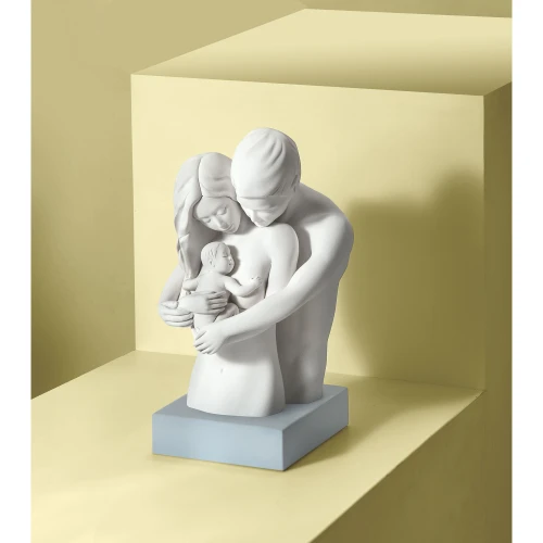 Scultura da tavolo con base colorata con raffigurazione "famiglia abbracciata"