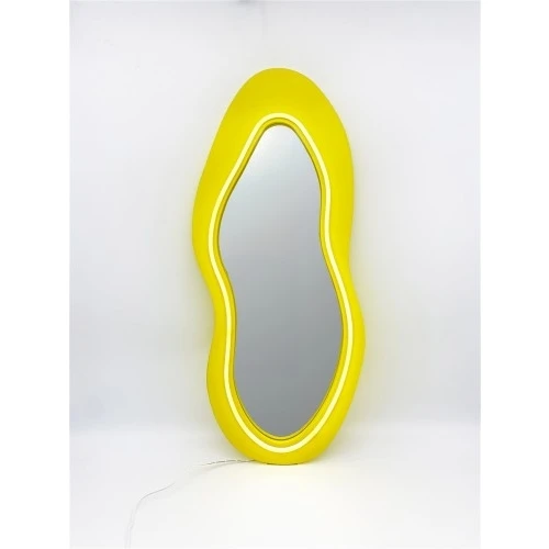 Specchio Sagomato LED Giallo: Design Moderno e Riflessi di Luce Pop