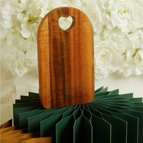 TAGLIERE CLARALUNA IN LEGNO CON CUORICINO CM. 20,5X12X1,2