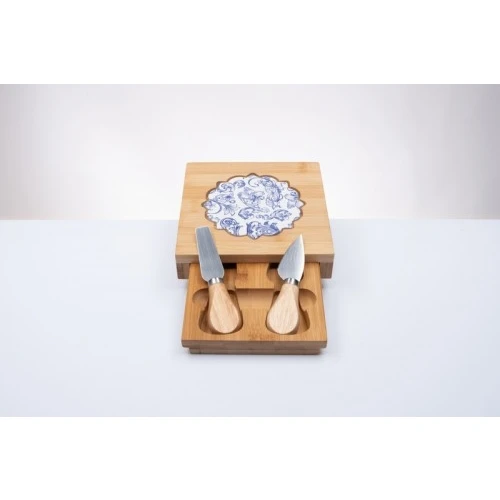 Set 2 Coltellini Formaggio Cuorematto Fregio: Bomboniera Solidale con Mini Tagliere cm.16x16