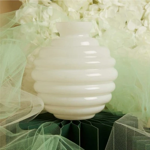 Vaso Claraluna in Vetro Bianco: Eleganza Tondeggiante per i Tuoi Ricordi cm.18x20