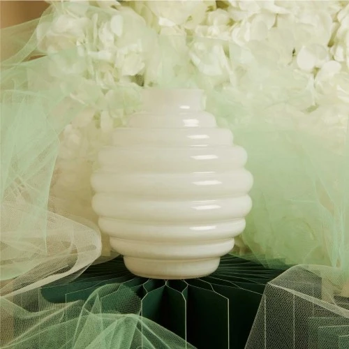 Vaso Claraluna in Vetro Bianco: Eleganza Tondeggiante per i Tuoi Ricordi cm.14,5x16,5