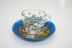 Tazza da caffè in vetro con stampe colorate
