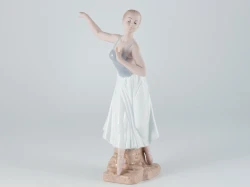 BALLERINA CLASSICA IN POSA *